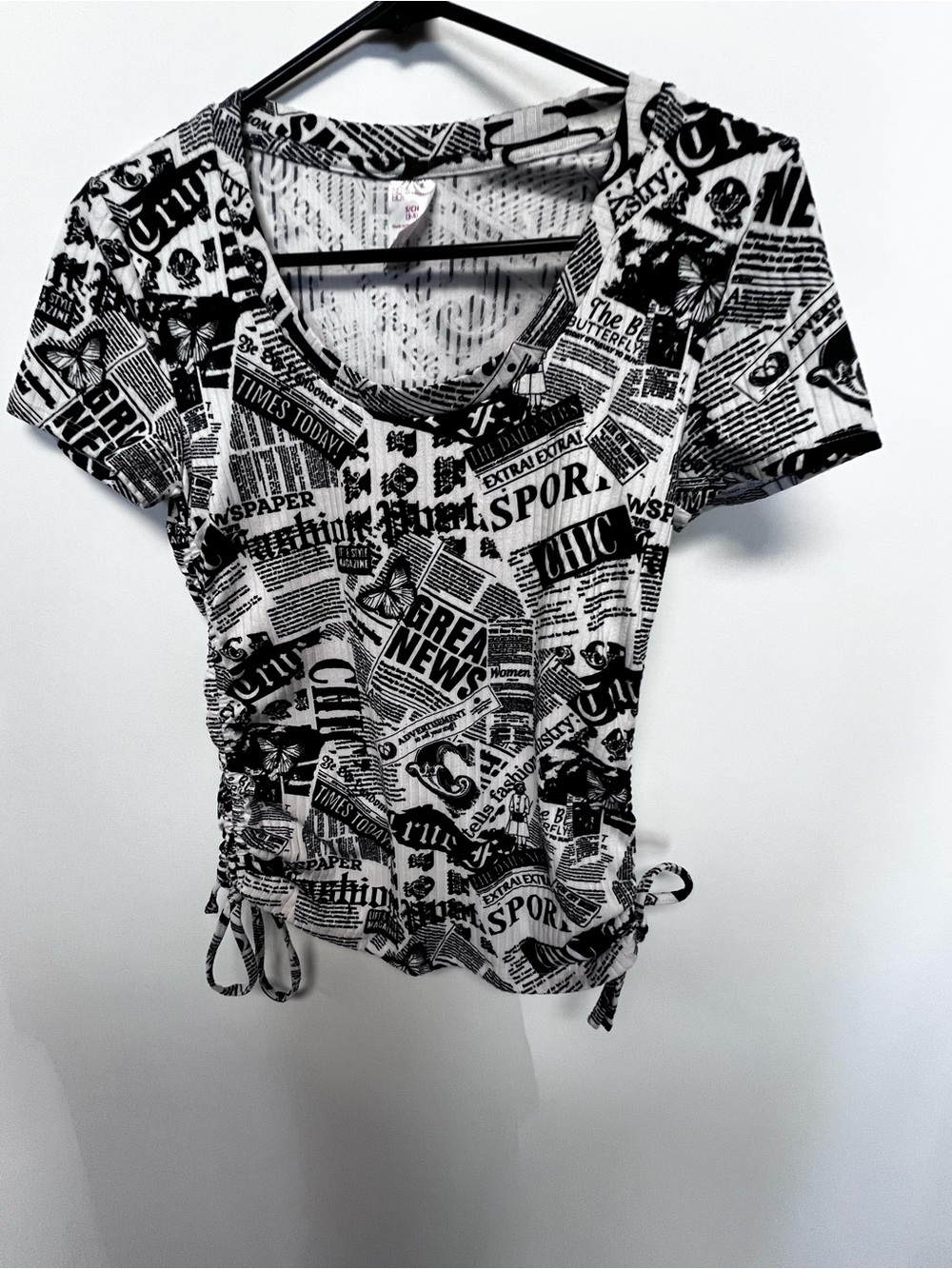 NO BOUNDARIES VIBRANT NEWSPAPER COLLAGE PATTERN. BLACK & WHITE  SCOOP NECK